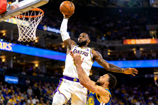 NBA西部半决赛：湖人队与勇士队的精彩对决，球员跳起投篮的特写画面