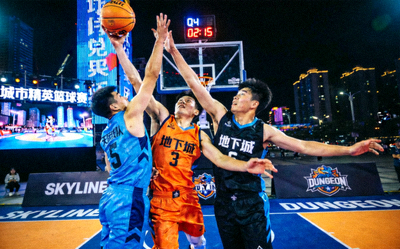 城市精英篮球赛直播画面，天际线队与地下城队在篮下激烈争抢的瞬间