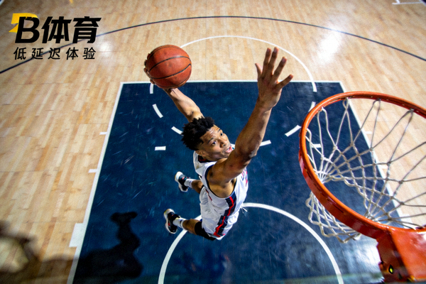 篮球场上球员跃起投篮的瞬间，代表B体育竞技对局的低延迟体验